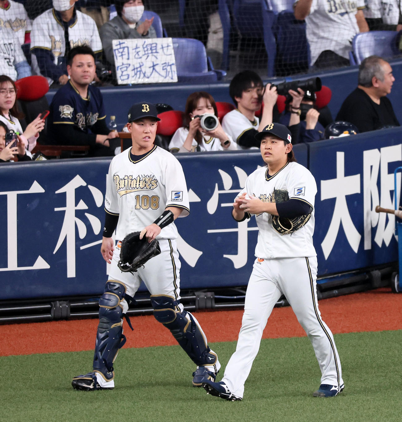 オリックス対ソフトバンク　試合前のキャッチボールを行うためグラウンドに出た宮城（撮影・加藤哉）
