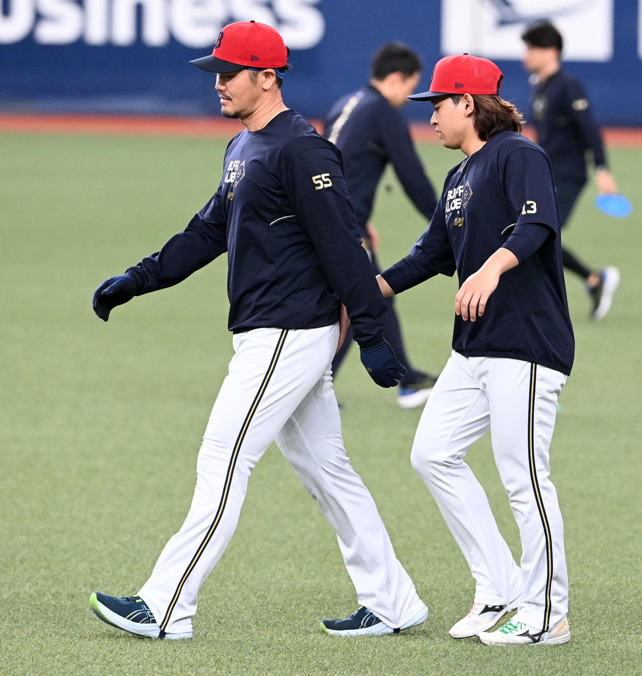 オリックス対ソフトバンク　T－岡田（左）のおしりをなでなでする宮城（撮影・前岡正明）