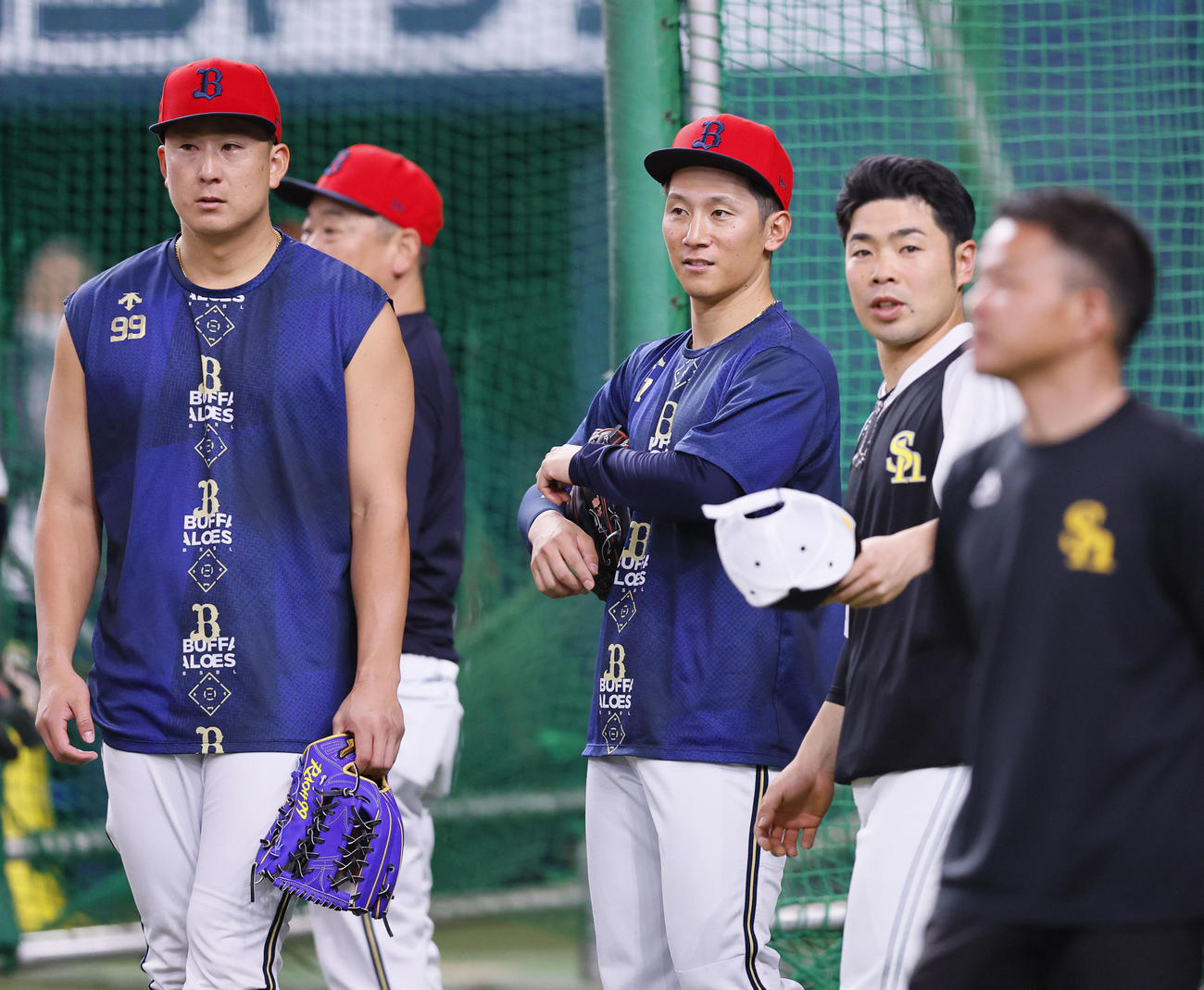 話をする（左から）オリックス杉本、西川、ソフトバンク近藤（撮影・藤尾明華）