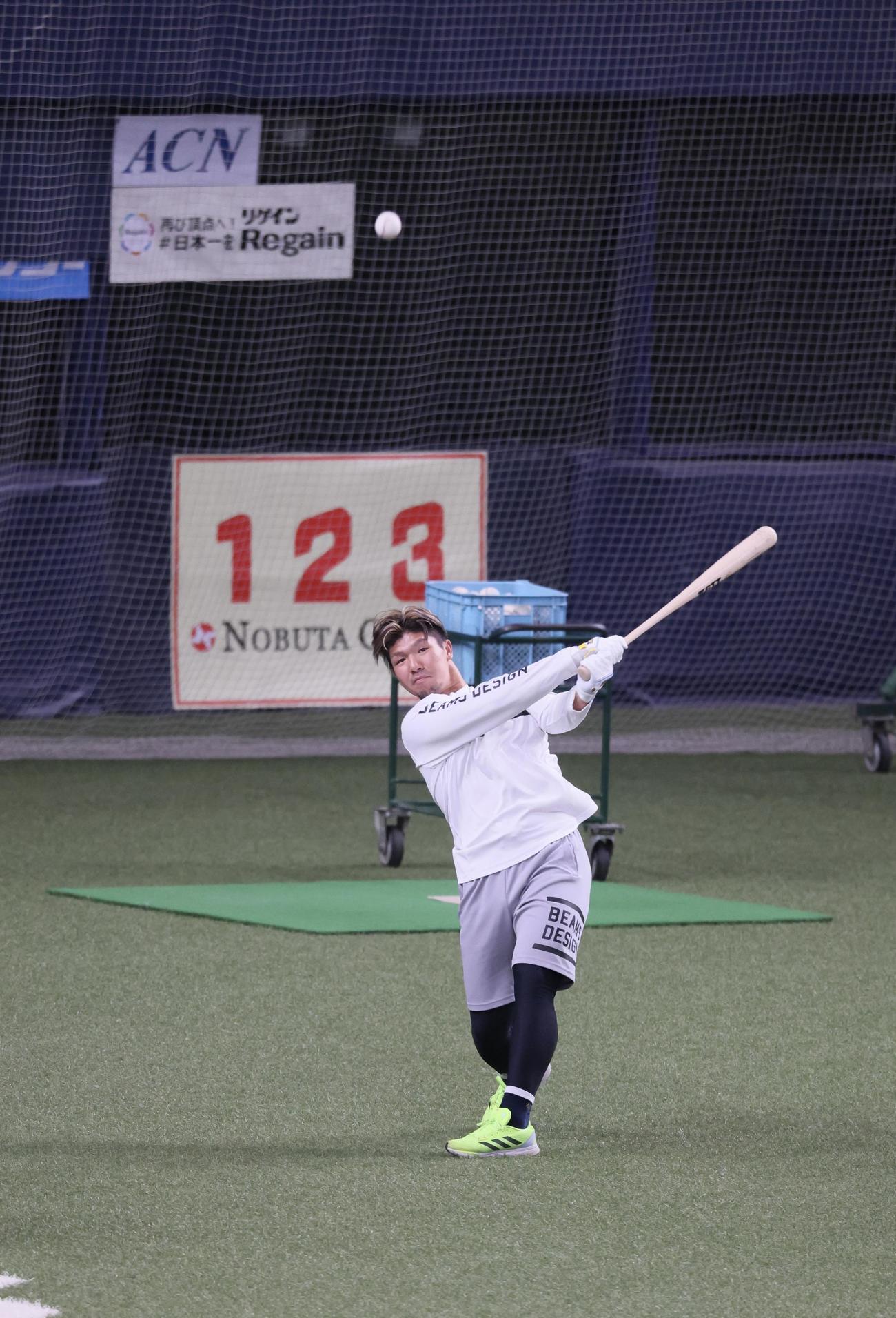 オリックス対ソフトバンク　全体練習前にロングティー打撃する頓宮（撮影・加藤哉）