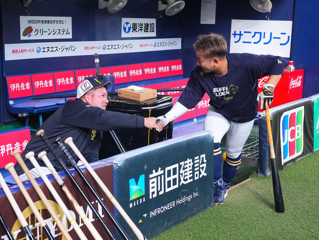 握手を交わすソフトバンク山川（左）とオリックス森（撮影・藤尾明華）