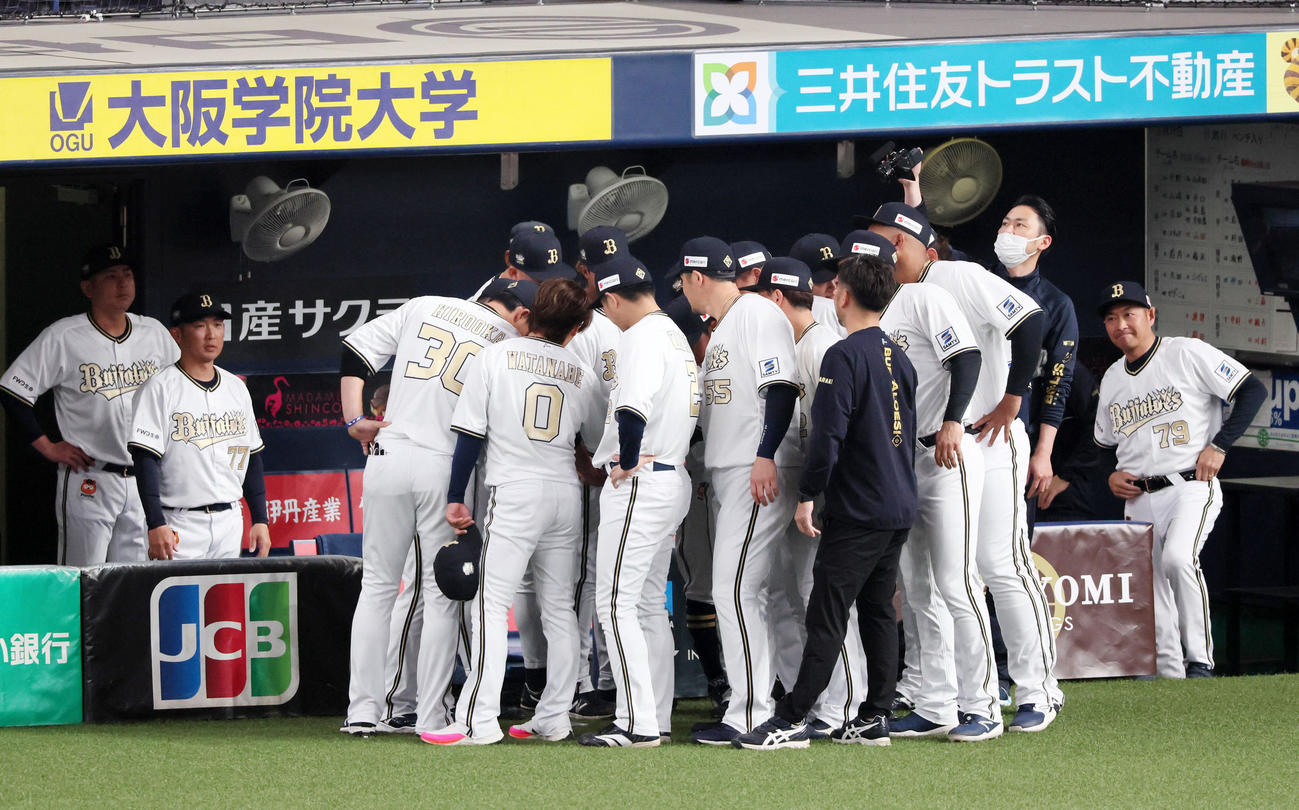 オリックス対ソフトバンク　ベンチで円陣組むオリックスナイン（撮影・加藤哉）