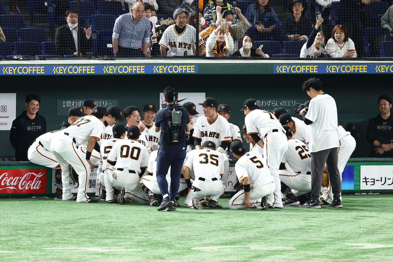 巨人対阪神　試合前円陣を組む巨人ナイン（撮影・河田真司）