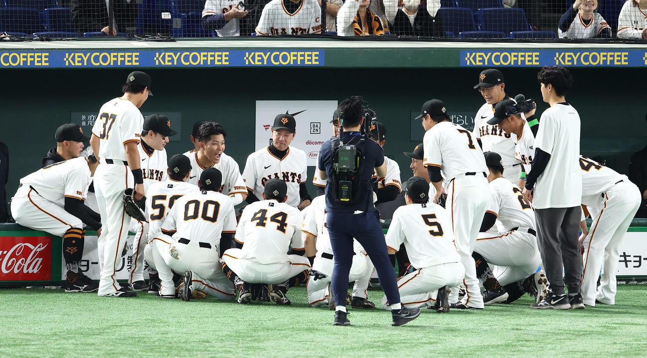 巨人対阪神　試合前円陣を組む巨人ナイン（撮影・河田真司）