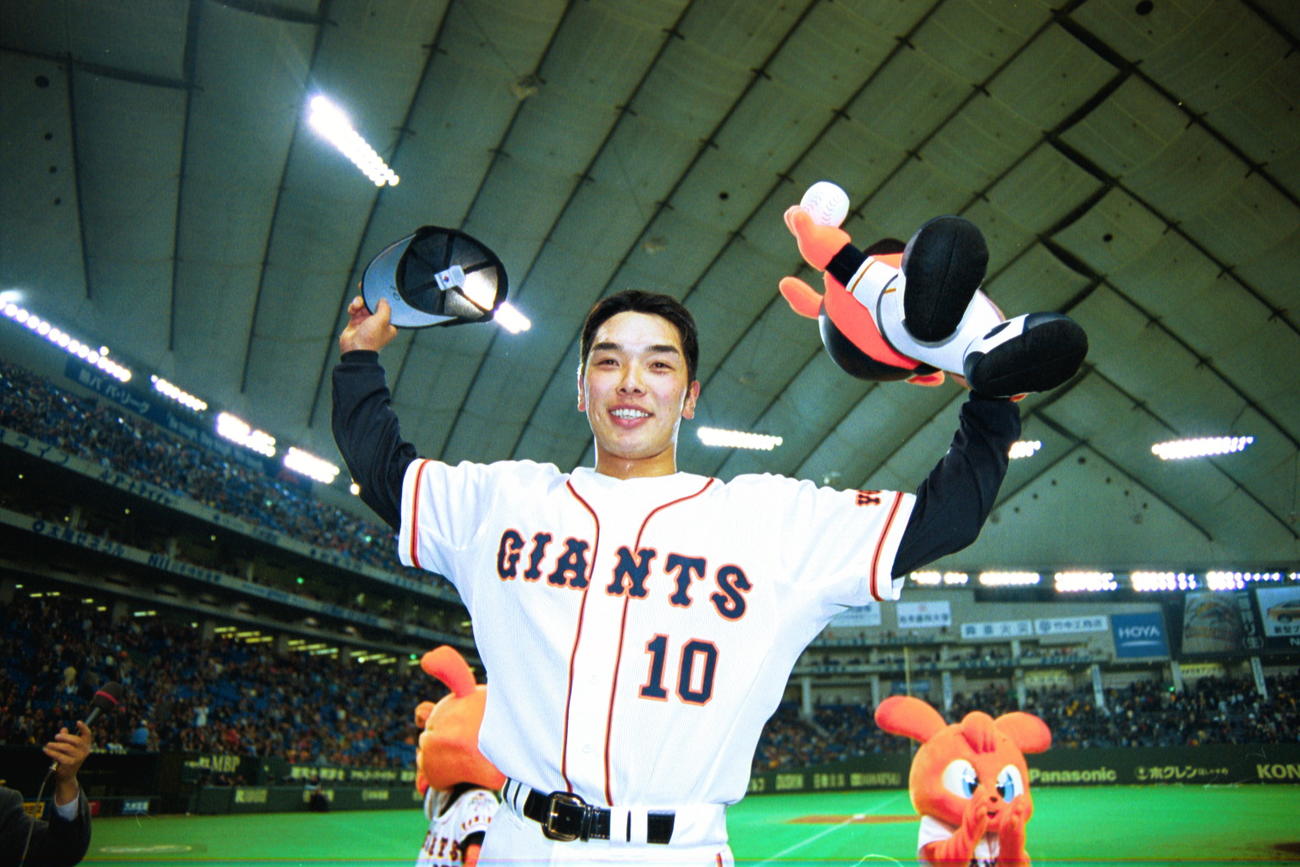 01年3月30日、プロ初出場となった阪神との開幕戦、お立ち台の阿部は手を上げてファンに応える