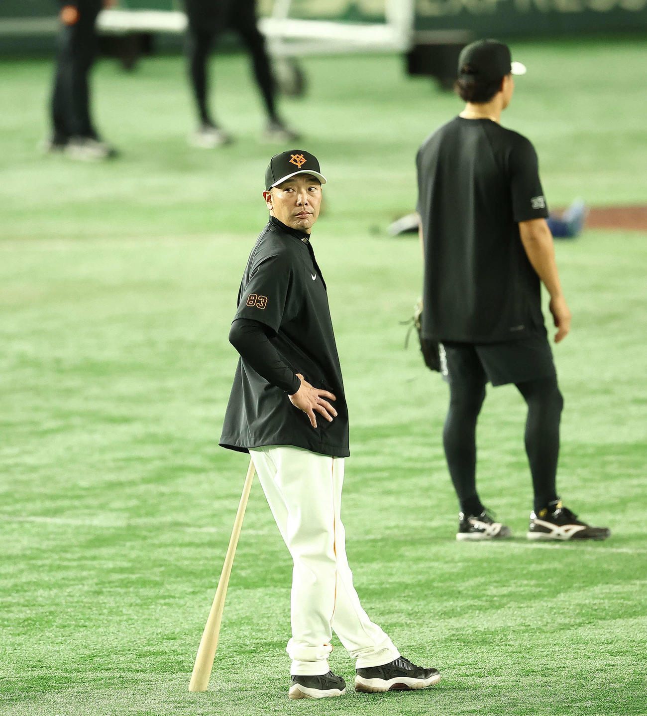 巨人対阪神　試合前、練習を見守る巨人阿部監督（撮影・河田真司）