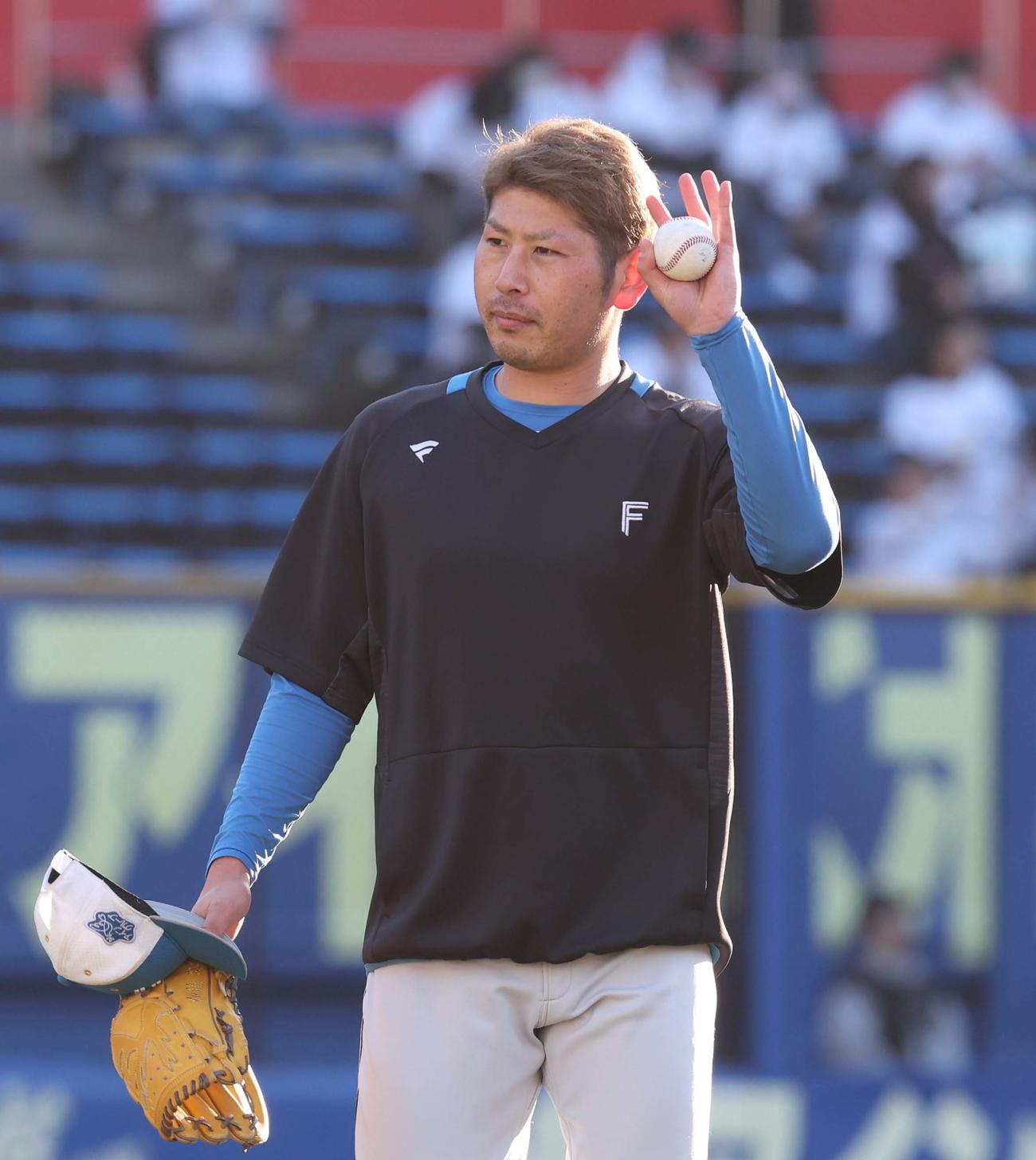 ロッテ対日本ハム　練習を終えスタンドに手を振って引き揚げる加藤貴（撮影・黒川智章）