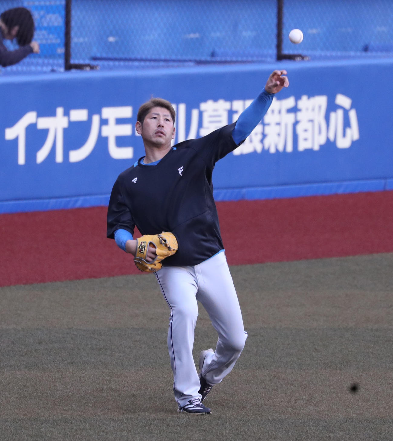 ロッテ対日本ハム　キャッチボールする加藤貴（撮影・黒川智章）
