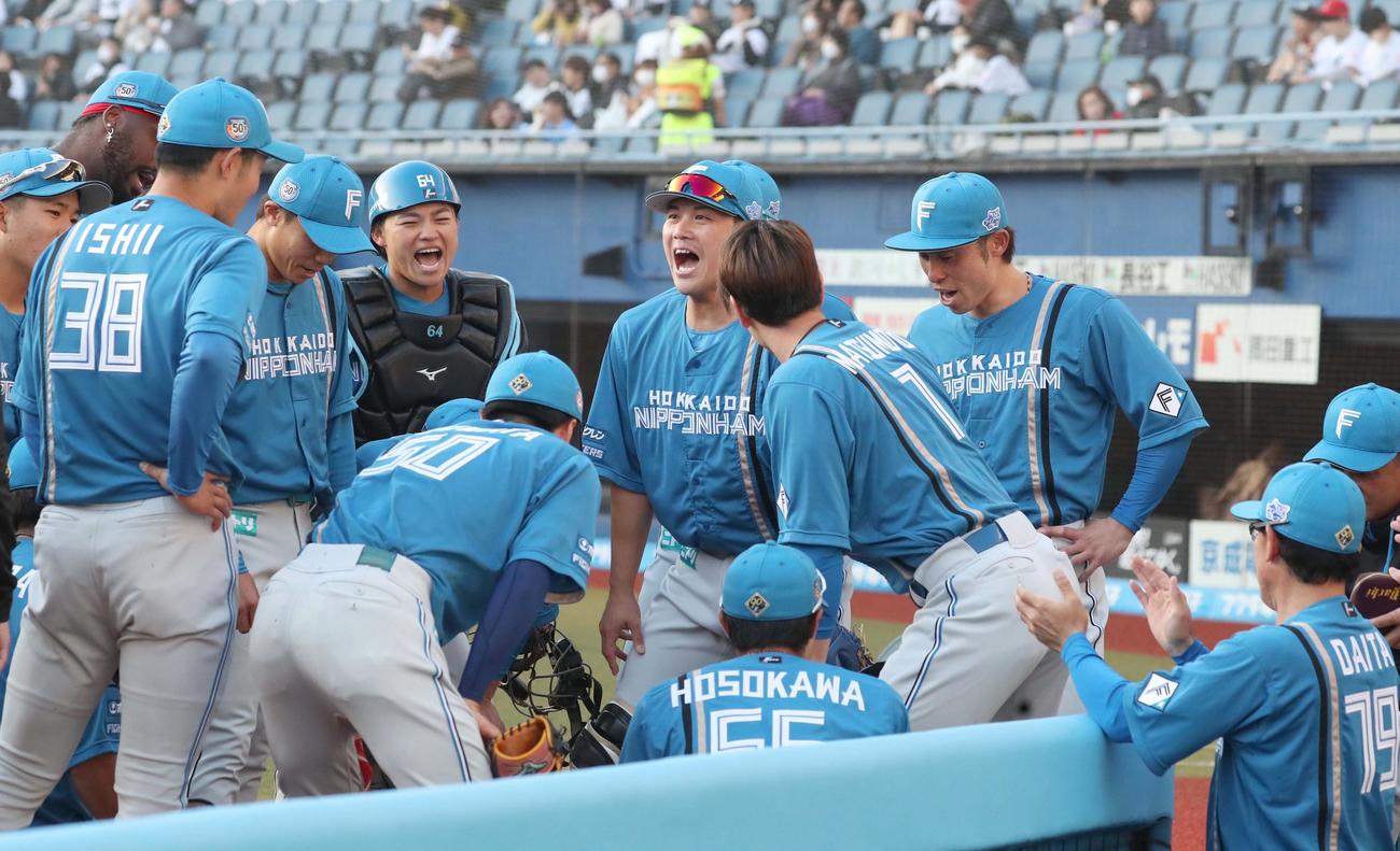 ロッテ対日本ハム　試合前、円陣を組む日本ハムナイン（撮影・黒川智章）