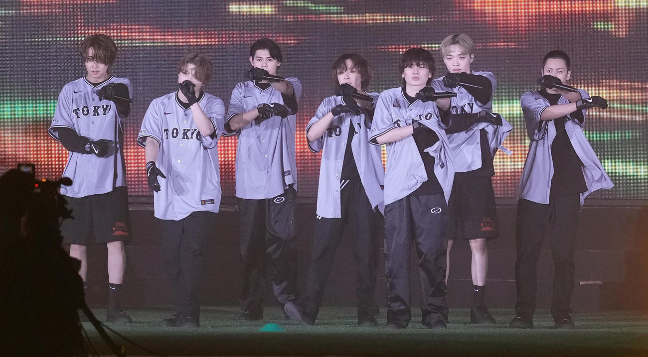 巨人対阪神　試合前、パフォーマンスするBE：FIRST（撮影・鈴木みどり）
