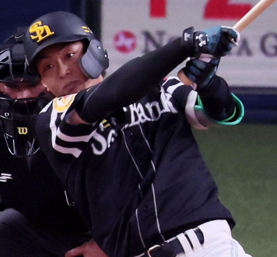 オリックス対ソフトバンク　1回表ソフトバンク1死、今宮は中三塁打を放つ（撮影・加藤哉）