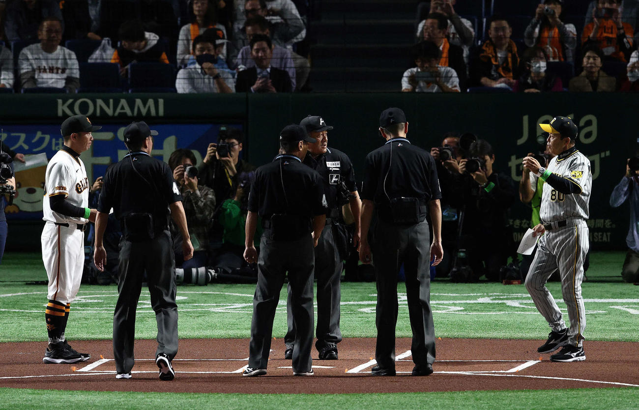 巨人対阪神　開始前、メンバー表交換を行う巨人阿部監督（左）と阪神岡田監督（撮影・河田真司）