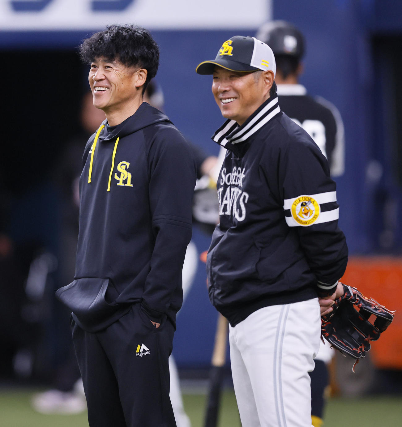 話をするソフトバンク城島会長付特別アドバイザー兼シニアコーディネーター（左）と小久保監督（撮影・藤尾明華）