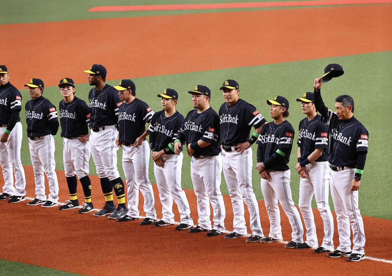 オリックス対ソフトバンク　試合前のセレモニーで、整列するソフトバンク小久保裕紀監督（右端）ら（撮影・藤尾明華）