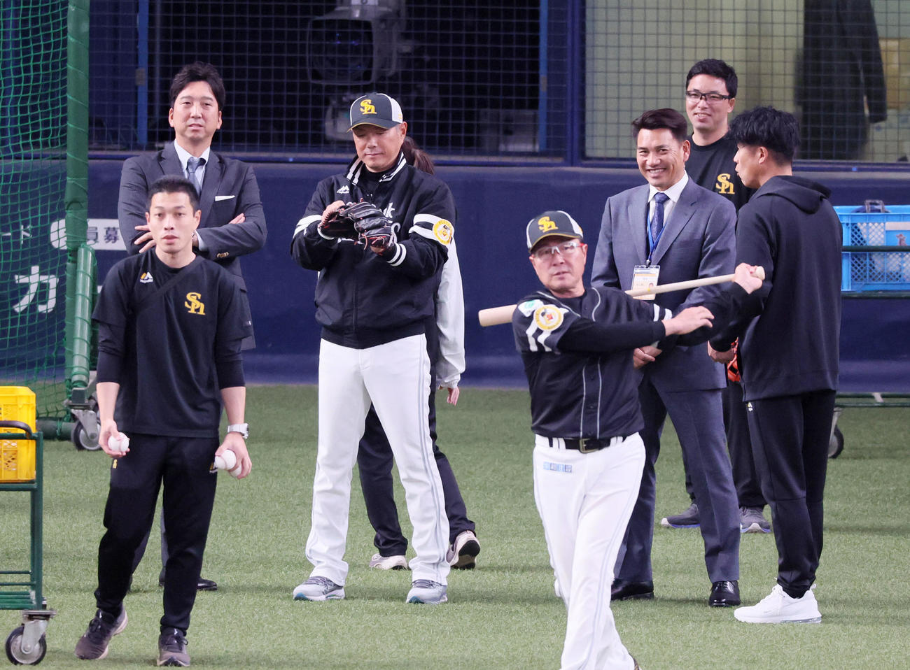 オリックス対ソフトバンク　藤川氏（左）と話す小久保監督。右は井口氏、右端は城島シニアコーディネーター（撮影・加藤哉）