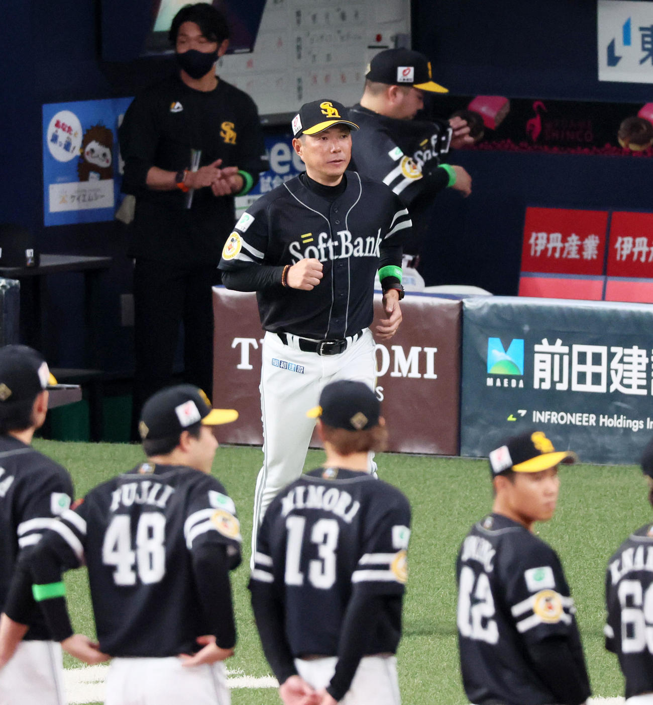 オリックス対ソフトバンク　場内に紹介されグラウンドへ出る小久保監督（撮影・加藤哉）
