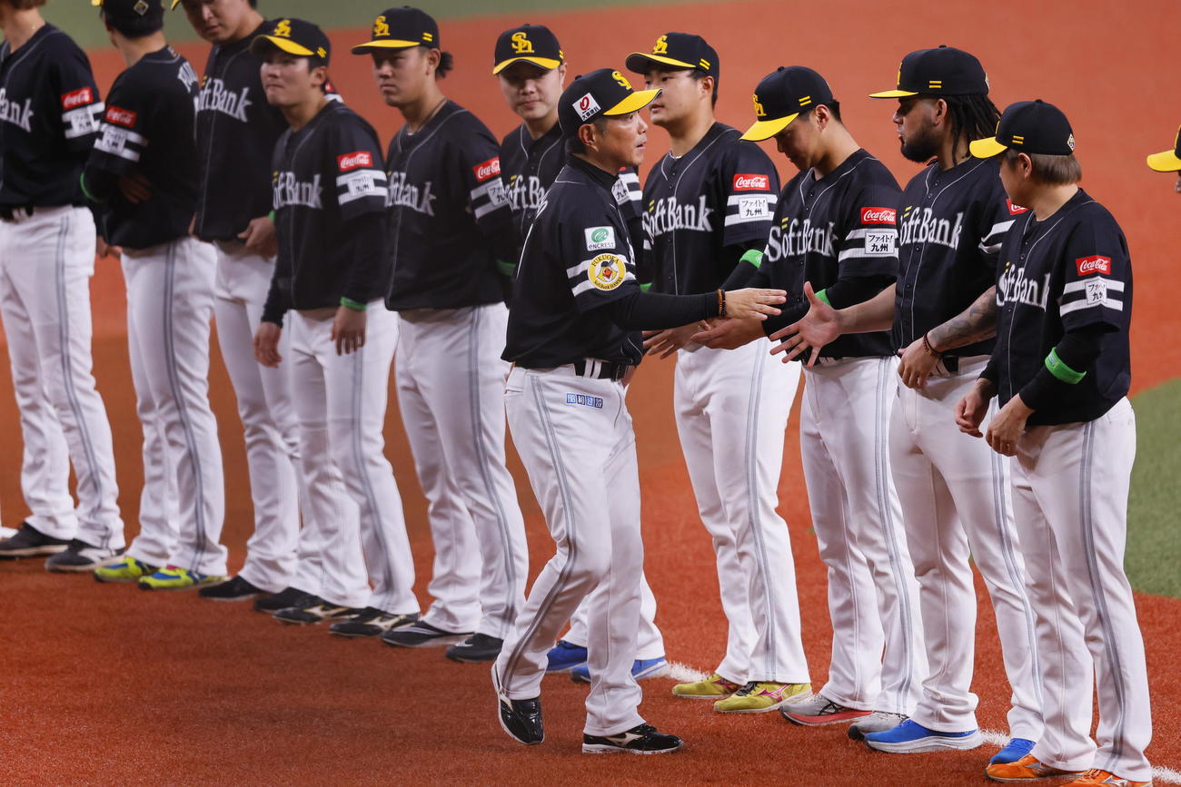 オリックス対ソフトバンク　試合前のセレモニーで、選手とタッチを交わしながら整列に向かうソフトバンク小久保裕紀監督（撮影・藤尾明華）