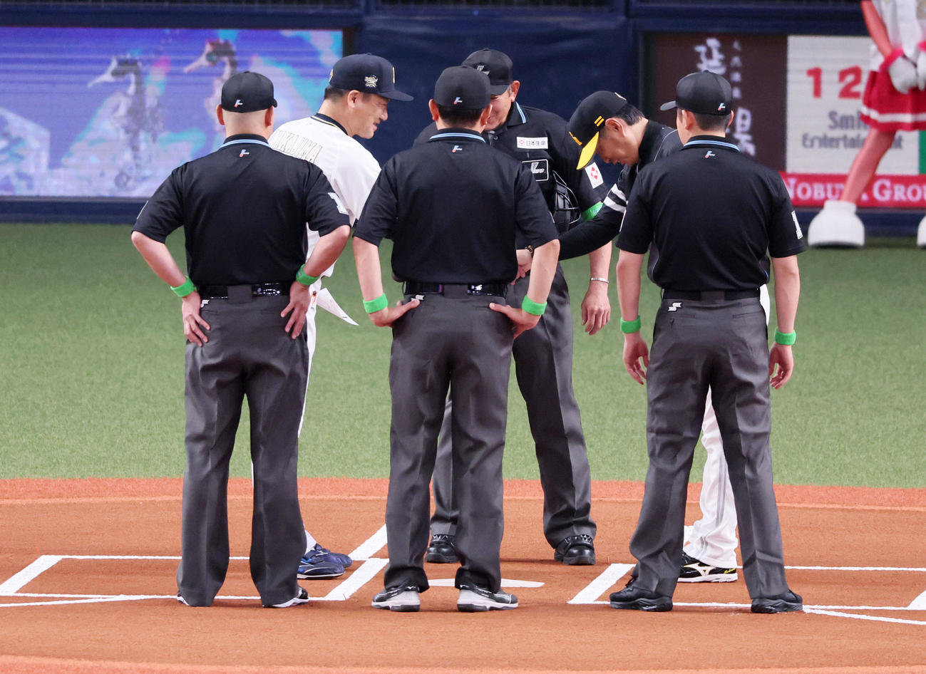 オリックス対ソフトバンク　メンバー表交換で握手する中嶋監督（左）と小久保監督（撮影・加藤哉）