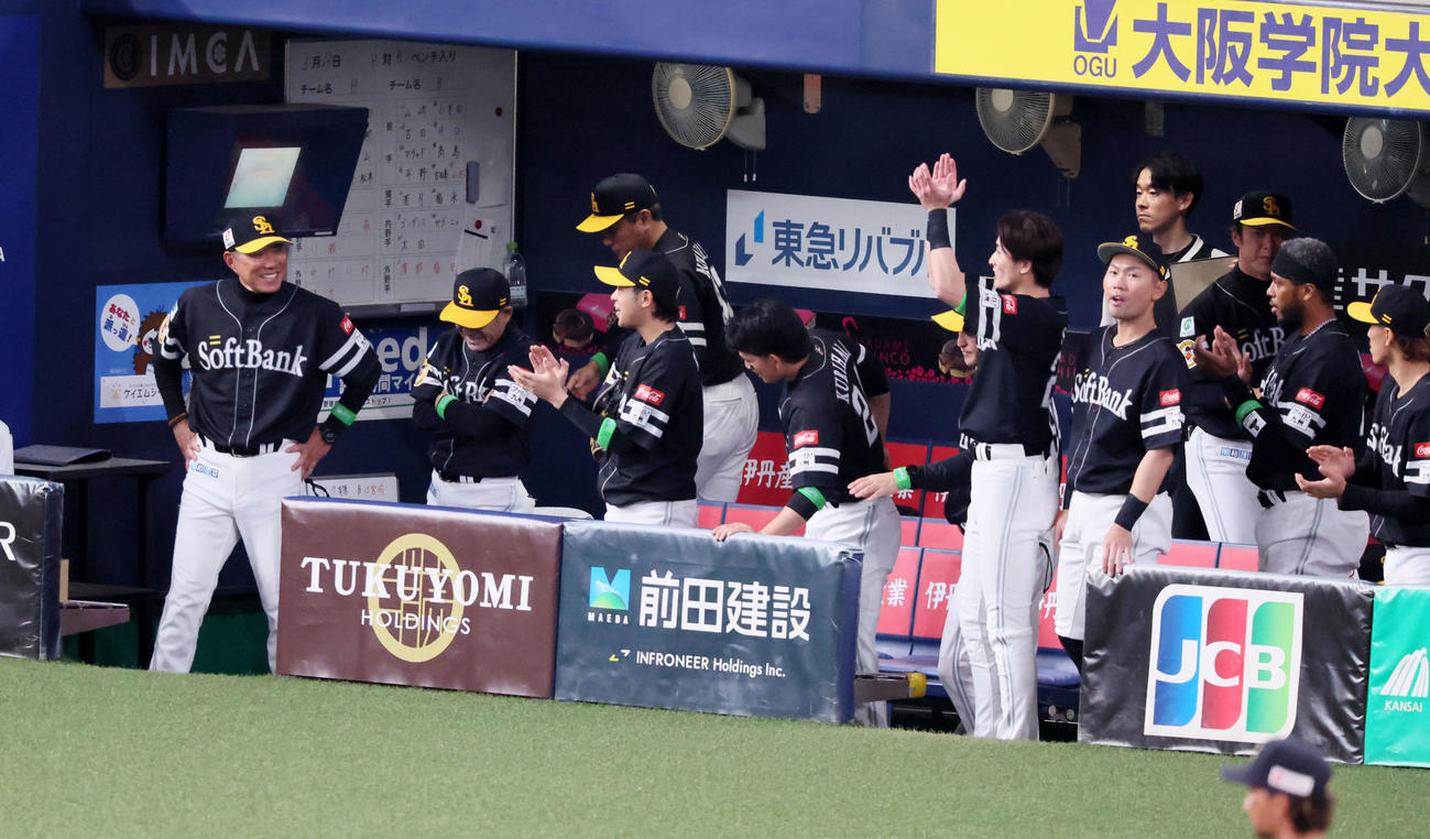 オリックス対ソフトバンク　1回表ソフトバンク1死三塁、小久保監督（左）は柳田の右犠飛で先制し笑顔を見せる（撮影・加藤哉）