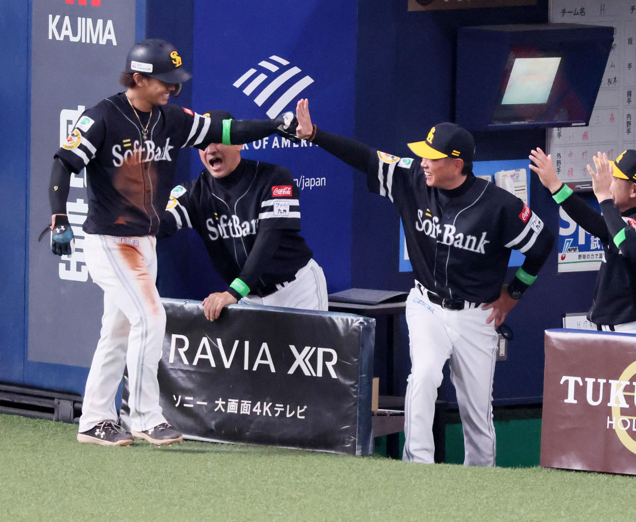 オリックス対ソフトバンク　1回表ソフトバンク1死三塁、小久保監督（右）は柳田の右犠飛で生還した三塁走者今宮とタッチ（撮影・加藤哉）