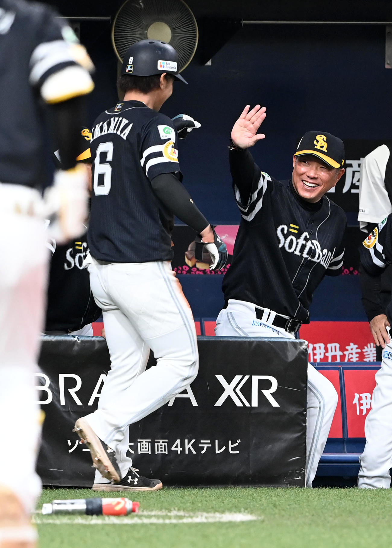 オリックス対ソフトバンク　1回表ソフトバンク1死三塁、柳田の先制右犠飛で生還した今宮（左）を笑顔で迎える小久保監督（撮影・前岡正明）