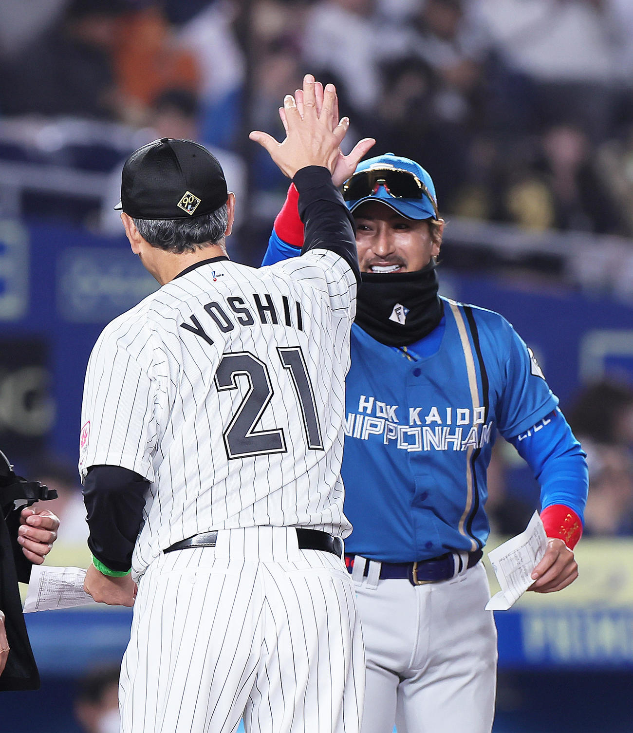 ロッテ対日本ハム　メンバー表交換でハイタッチを交わすロッテ吉井監督（左）と日本ハム新庄監督
