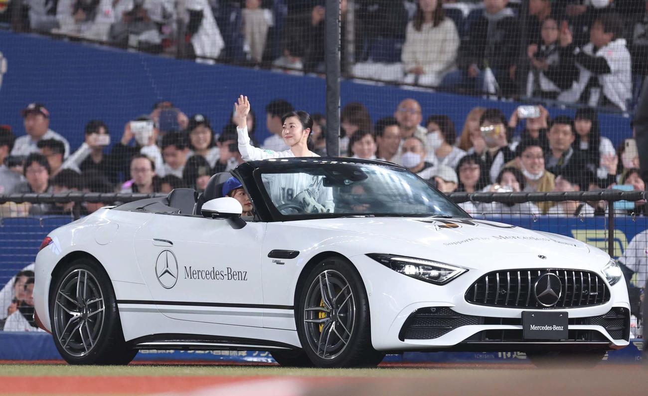 ロッテ対日本ハム　オープンカーに乗って登場する始球式を務める菅野美穂（撮影・黒川智章）