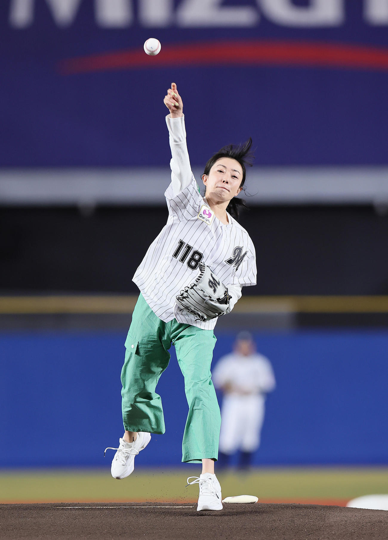 ロッテ対日本ハム　始球式を務めた菅野美穂（撮影・足立雅史）