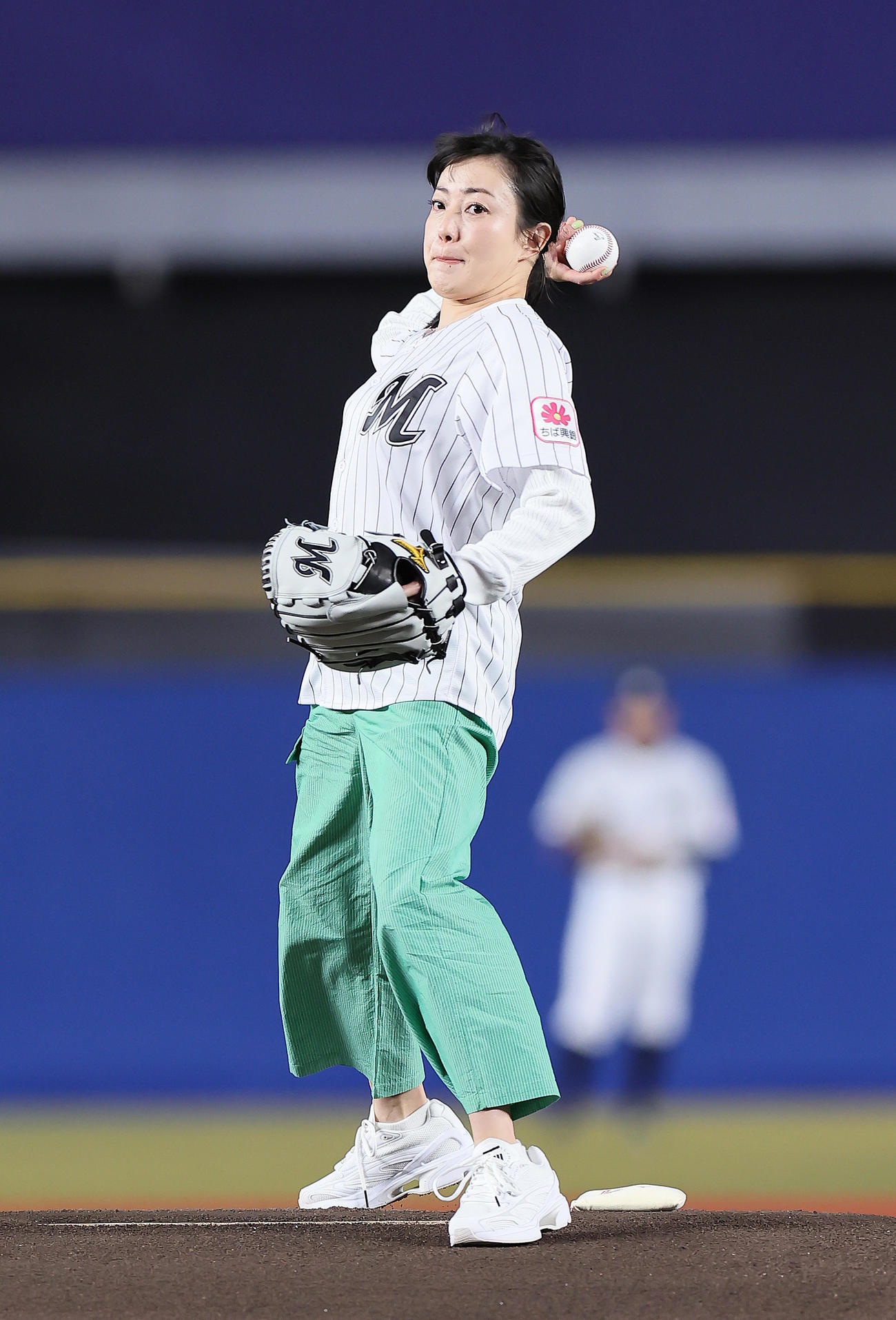 ロッテ対日本ハム　始球式を務めた菅野美穂（撮影・足立雅史）