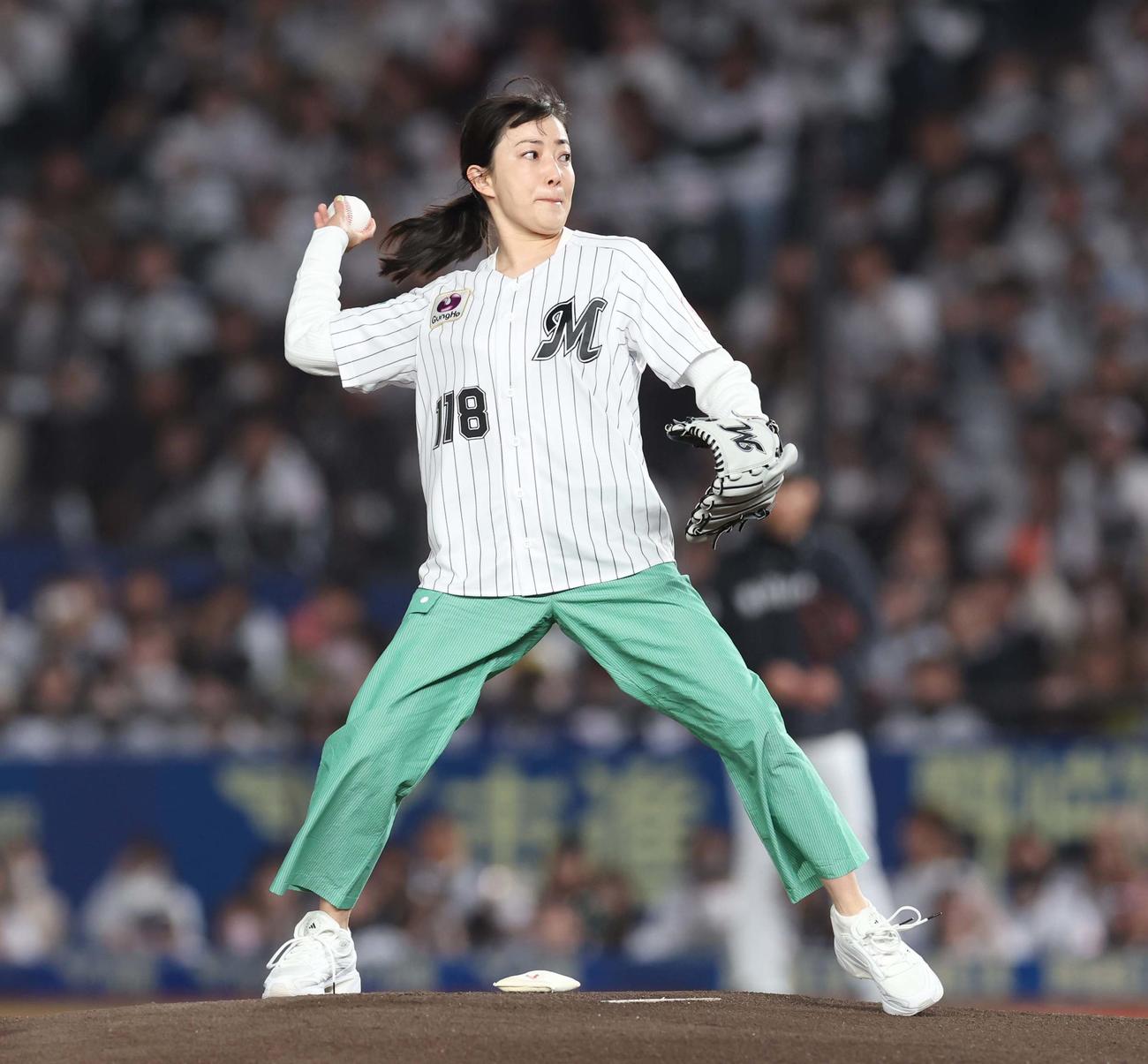 ロッテ対日本ハム　始球式を務める菅野美穂（撮影・黒川智章）