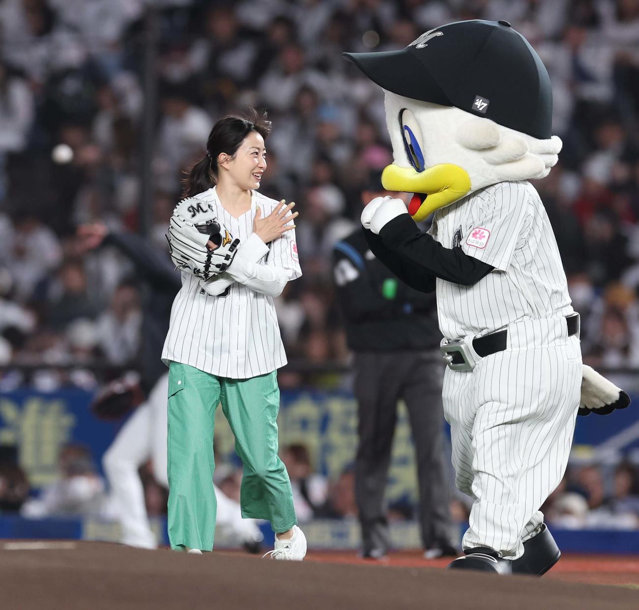 ロッテ対日本ハム　始球式を務める菅野美穂（撮影・黒川智章）