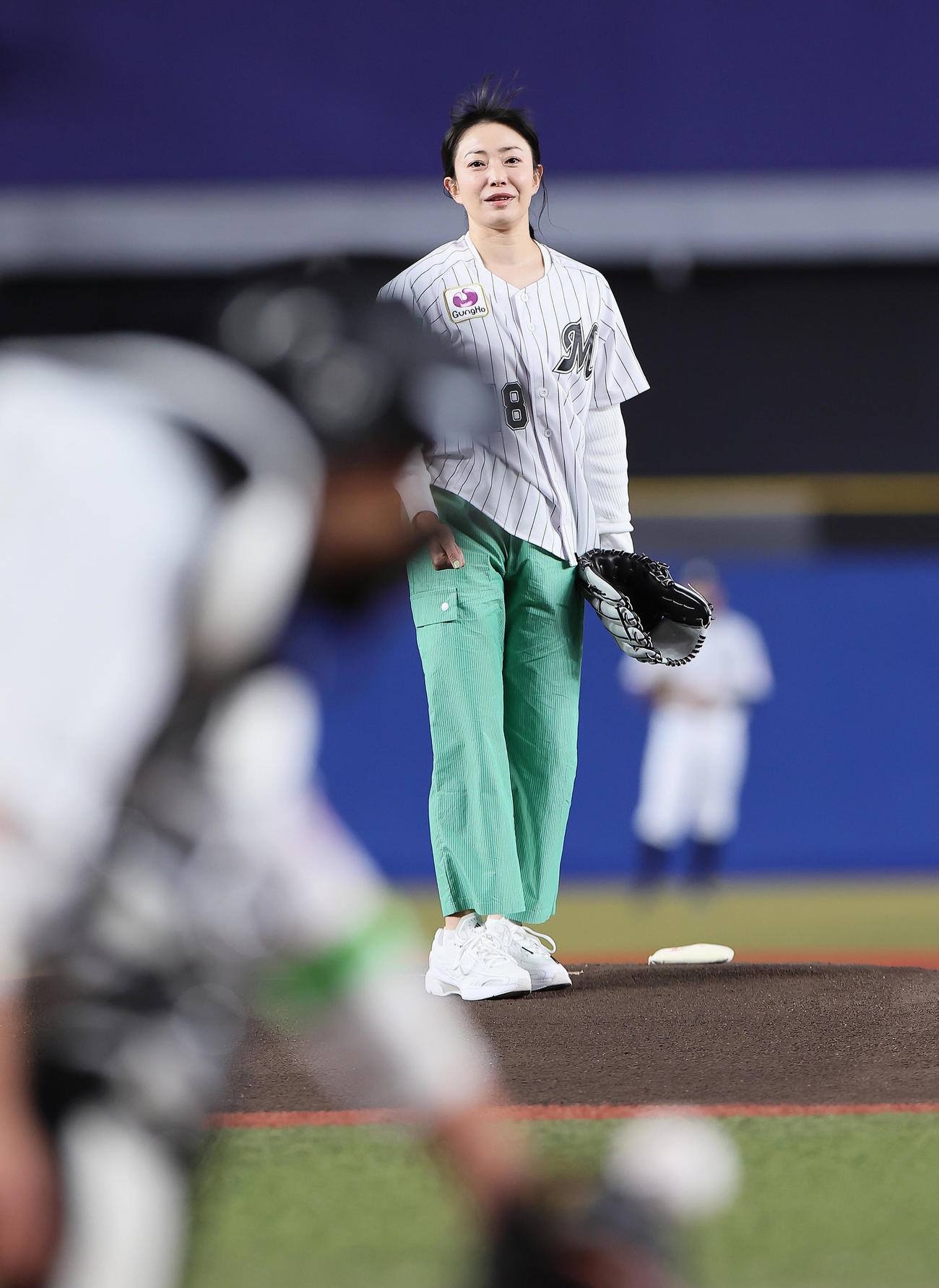ロッテ対日本ハム　始球式を務めた菅野美穂（撮影・足立雅史）