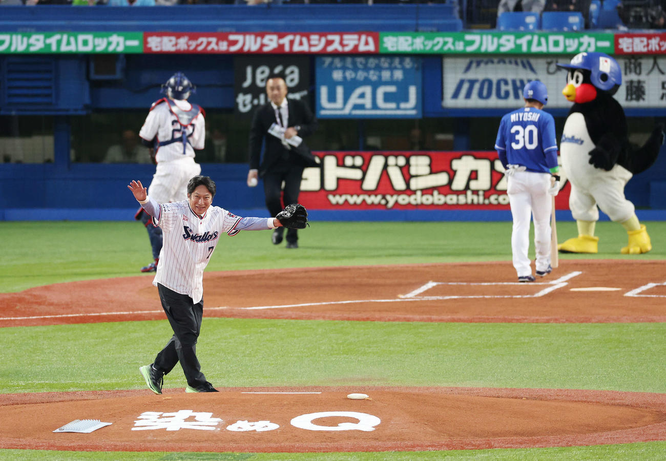 ヤクルト対中日　始球式を務めた青学大・原監督（撮影・宮地輝）