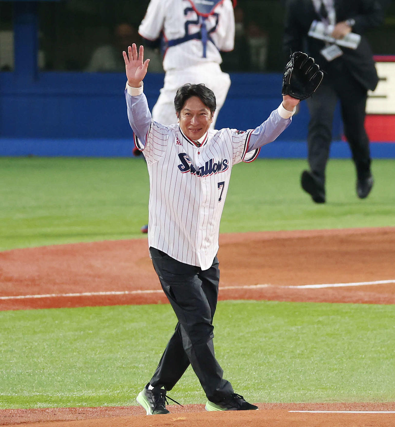 ヤクルト対中日　始球式を務めた青学大・原監督（撮影・宮地輝）