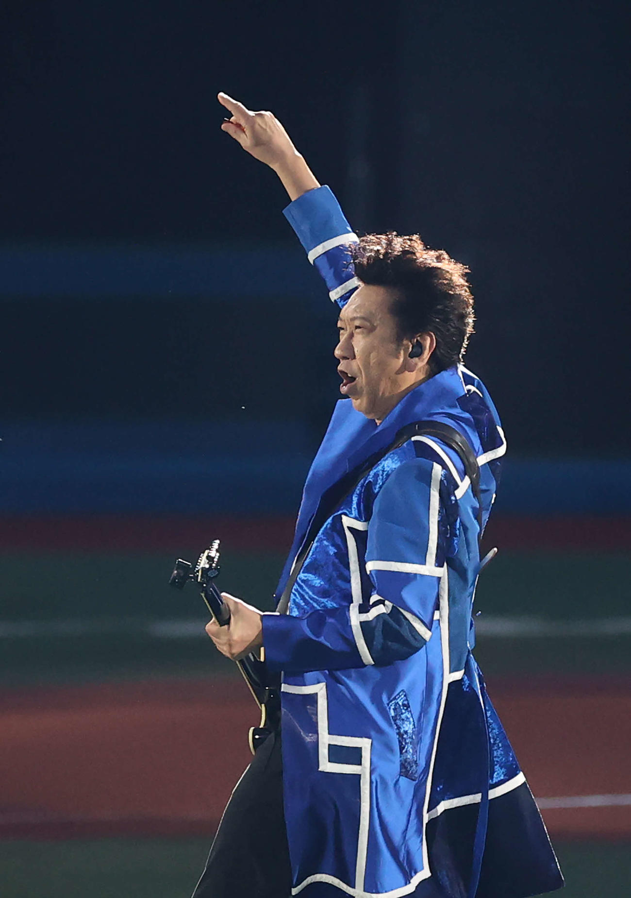 DeNA対広島　試合前、オープニングセレモニーに登場した布袋寅泰（撮影・河野匠）