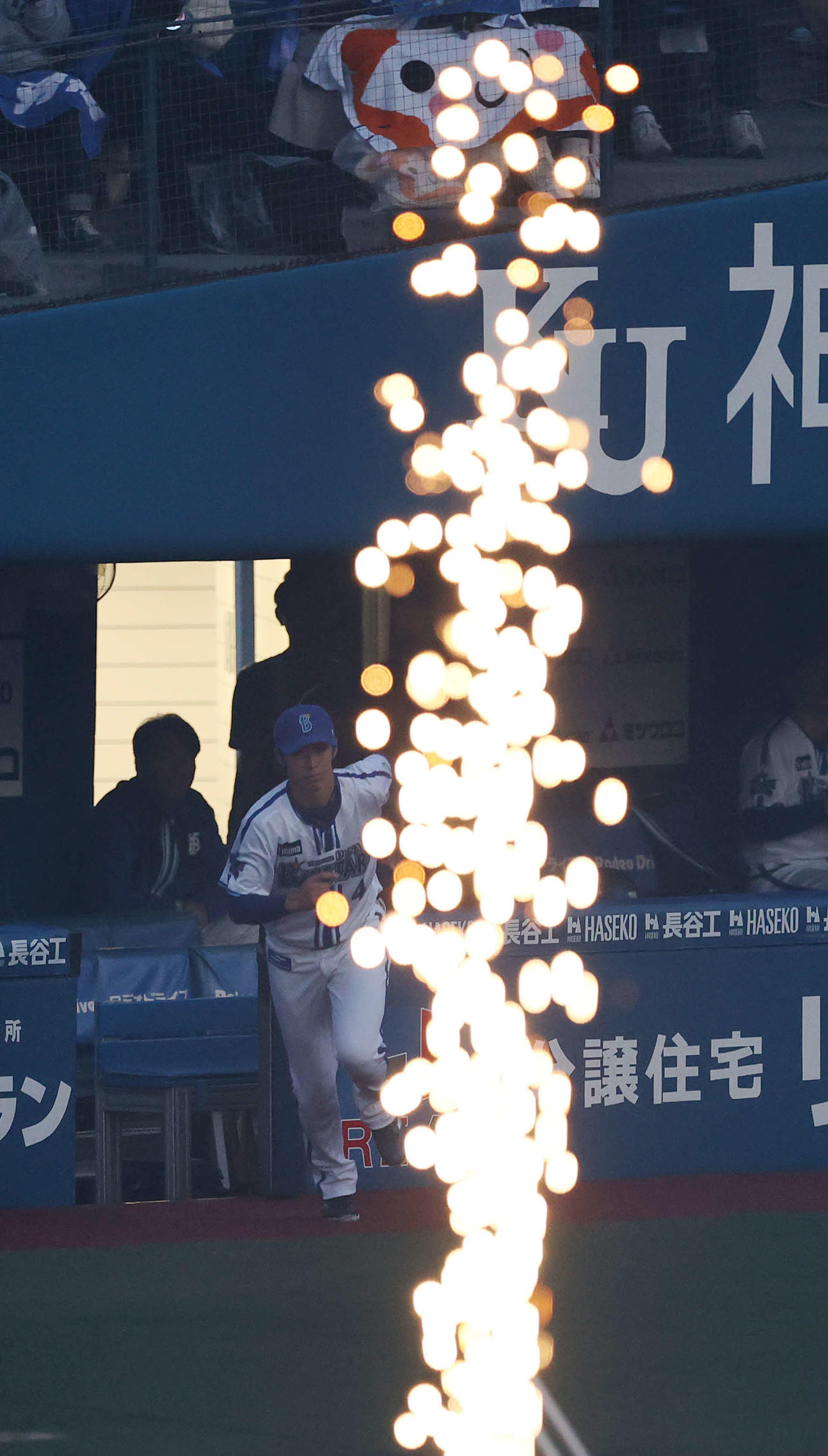 DeNA対広島　オープニングセレモニーでグラウンドに駆け出すDeNA度会（撮影・河野匠）