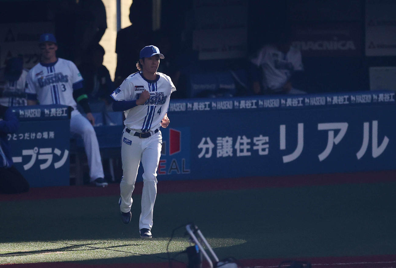 DeNA対広島　オープニングセレモニーでグラウンドに駆け出すDeNA度会（撮影・河野匠）