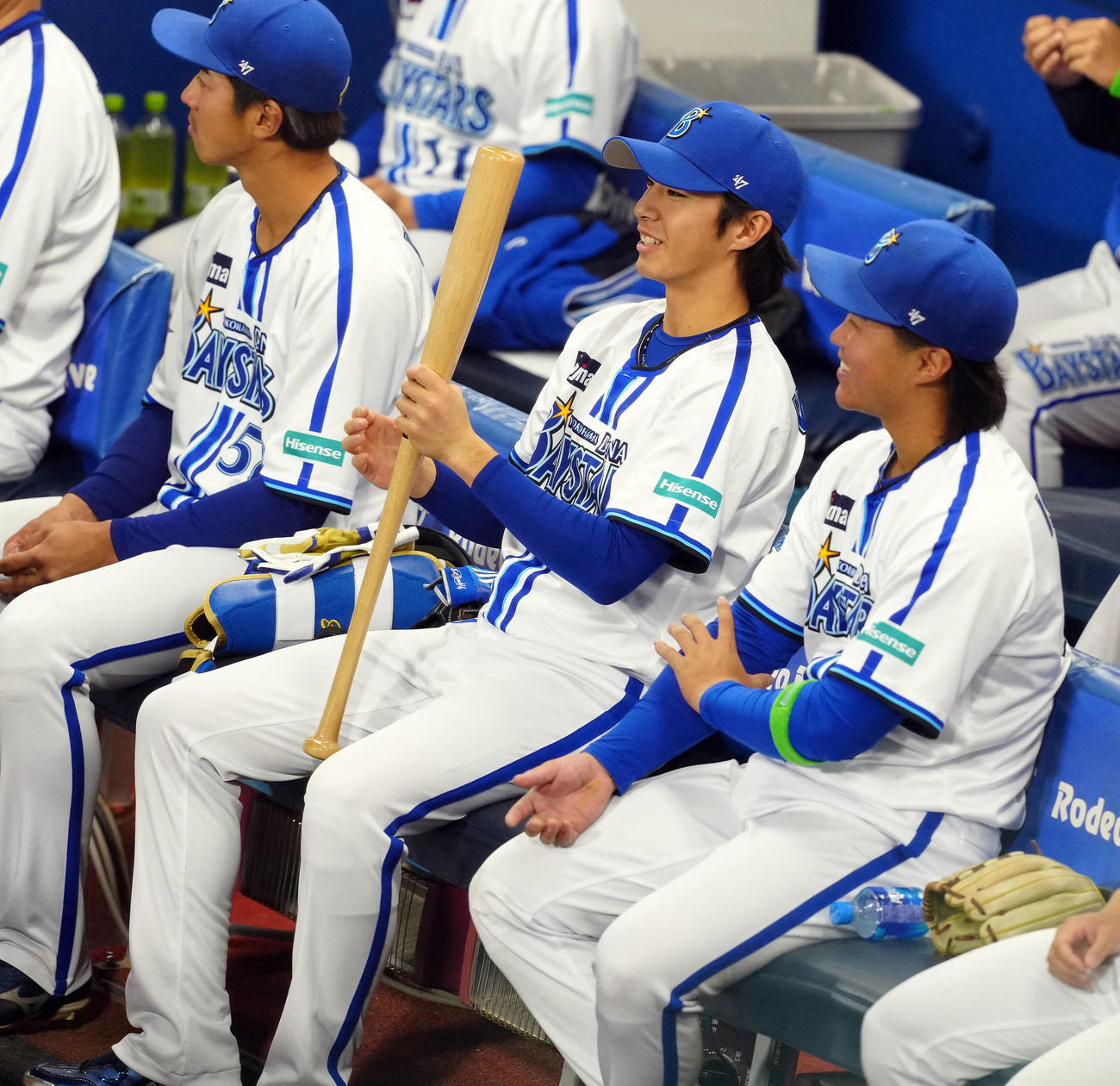 DeNA対広島　試合前、ベンチで自分のバットを見つめるDeNA度会（撮影・たえ見朱実）