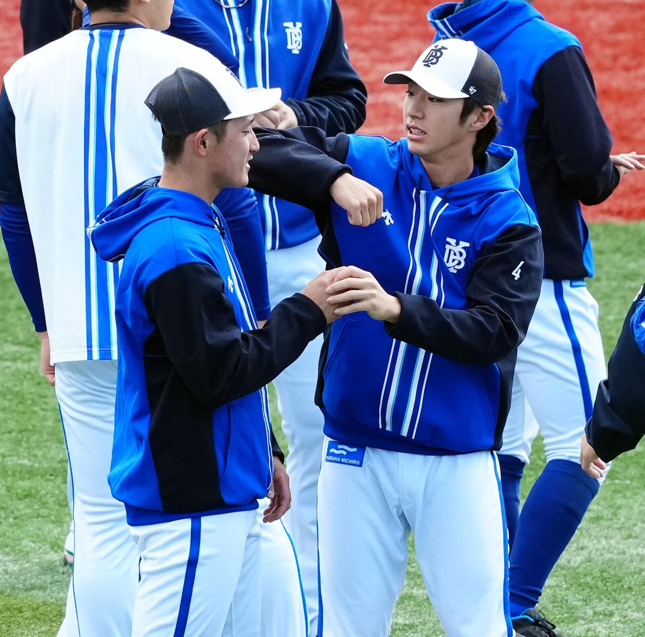 DeNA対広島　試合前練習で松尾（左）にちょっかいを出すDeNA度会（撮影・たえ見朱実）