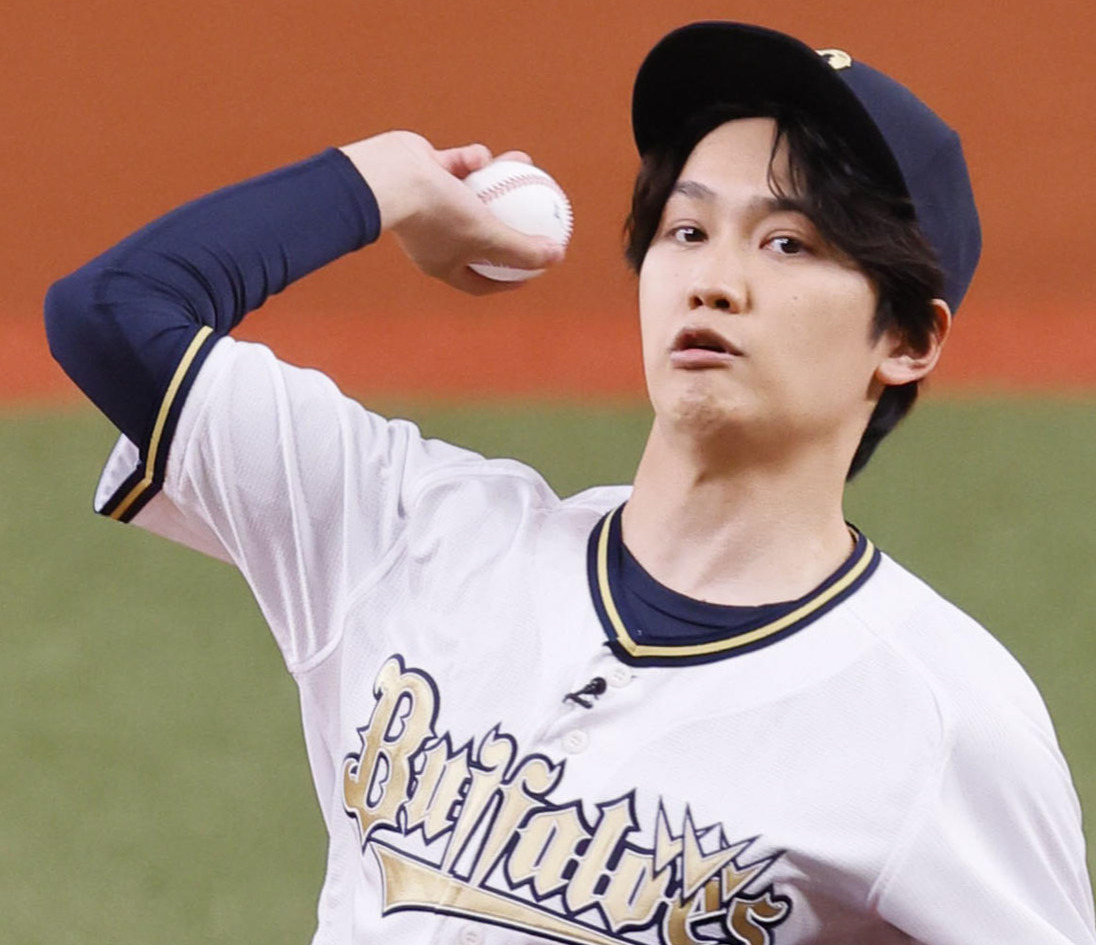 オリックス対ソフトバンク　始球式を務めたなにわ男子の藤原丈一郎（撮影・藤尾明華）