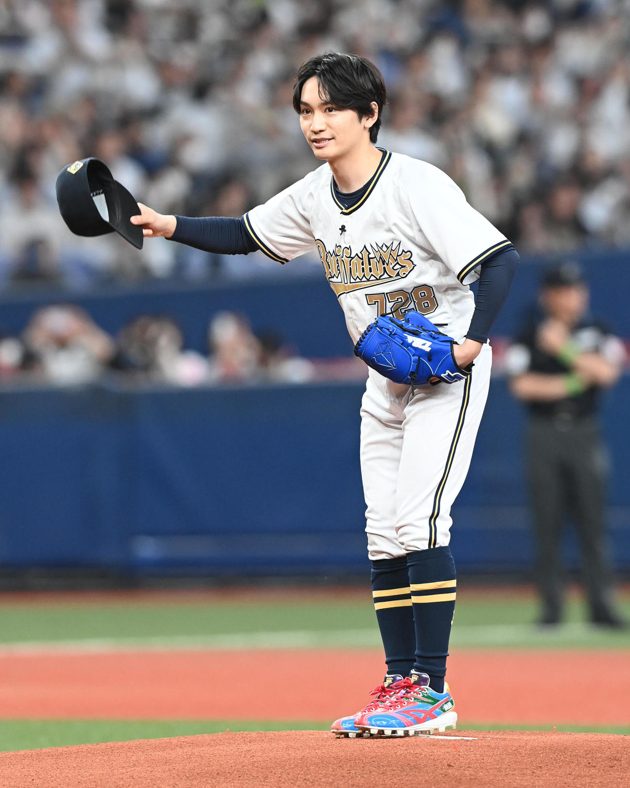 オリックス対ソフトバンク　始球式を務めたなにわ男子藤原丈一郎（撮影・前岡正明）