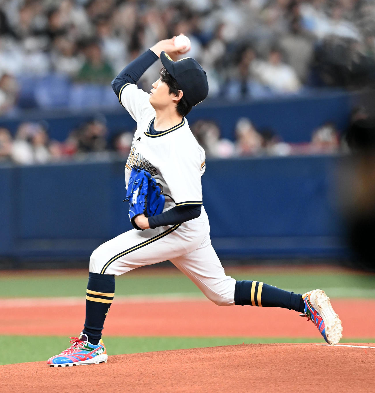 オリックス対ソフトバンク　始球式を務めたなにわ男子藤原丈一郎（撮影・前岡正明）