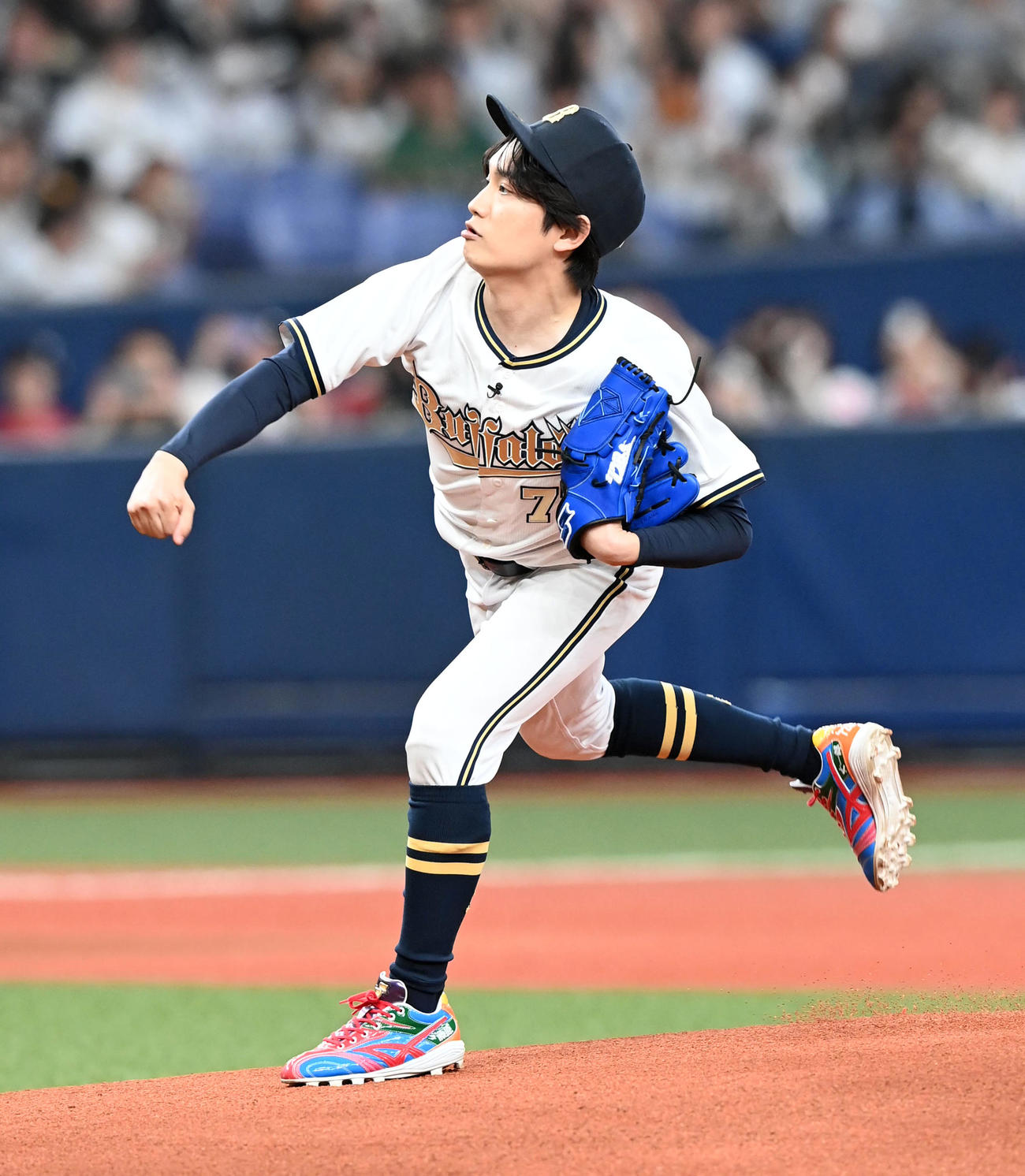 オリックス対ソフトバンク　始球式を務めたなにわ男子藤原丈一郎（撮影・前岡正明）