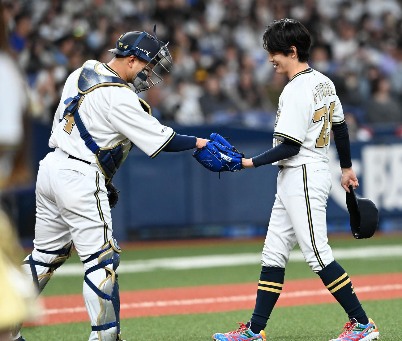 オリックス対ソフトバンク　始球式を務めたなにわ男子藤原丈一郎（右）。左は森（撮影・前岡正明）