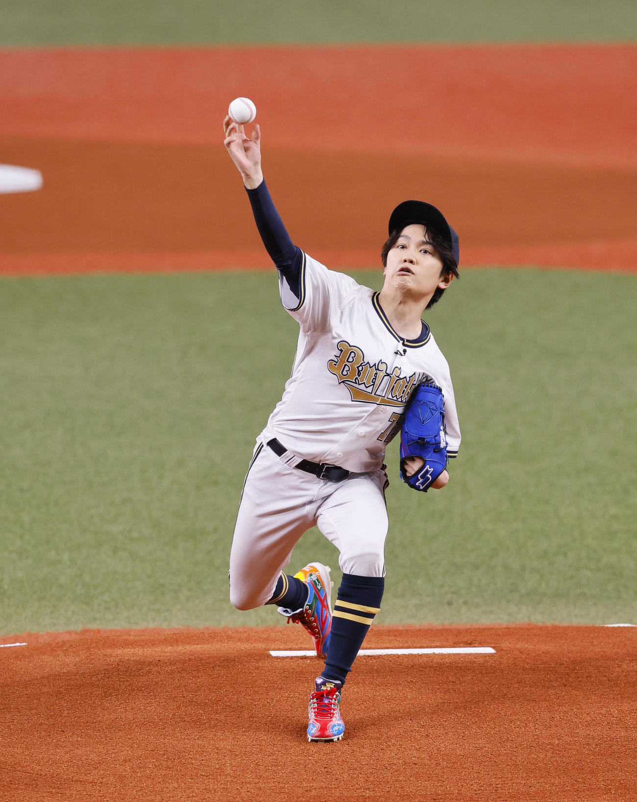 オリックス対ソフトバンク　始球式を務めたなにわ男子の藤原丈一郎（撮影・藤尾明華）