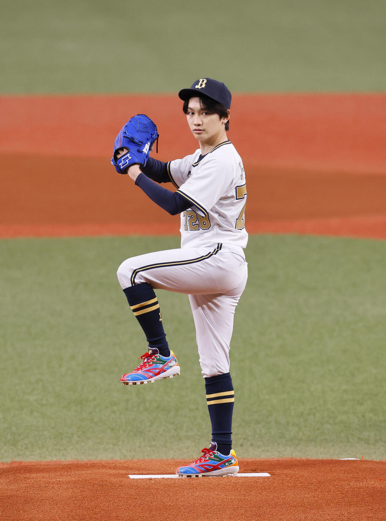 オリックス対ソフトバンク　始球式を務めたなにわ男子の藤原丈一郎（撮影・藤尾明華）