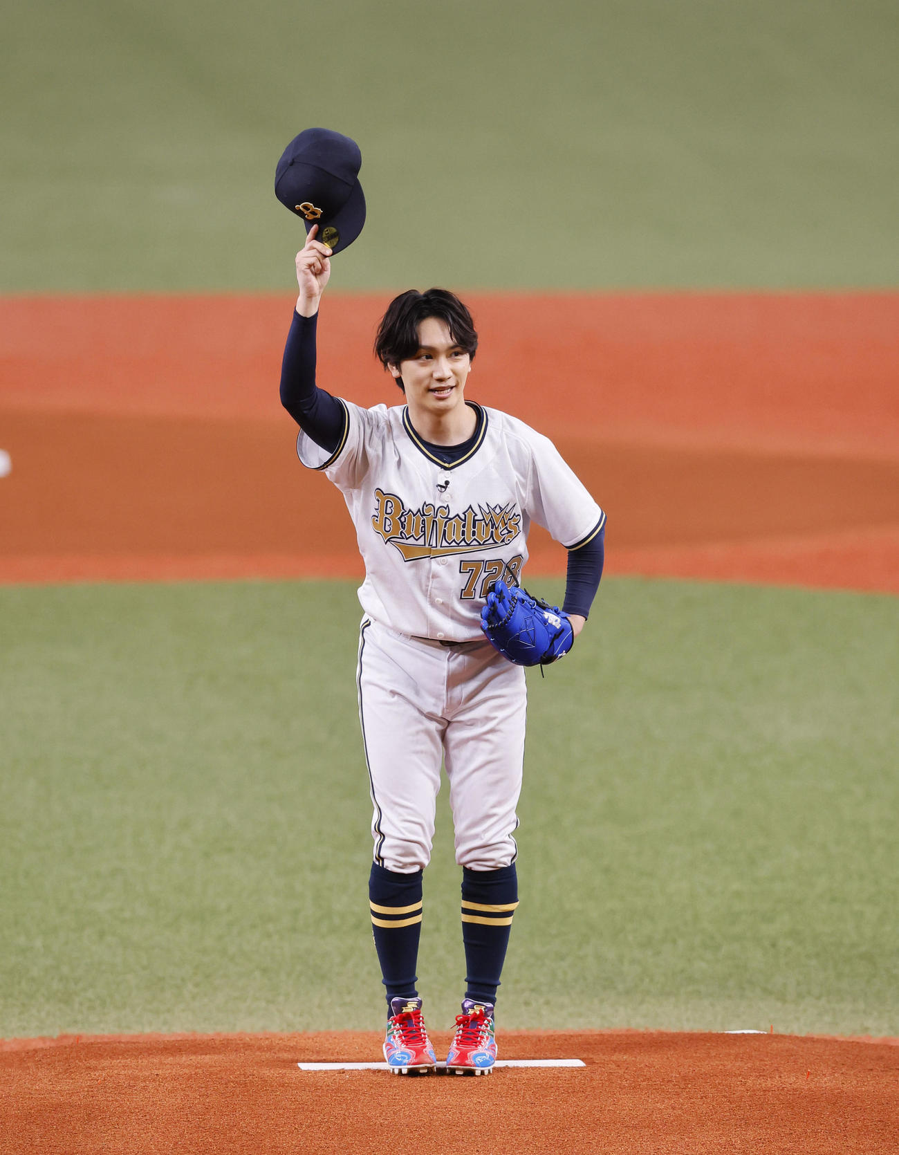 オリックス対ソフトバンク　始球式を務めたなにわ男子の藤原丈一郎（撮影・藤尾明華）