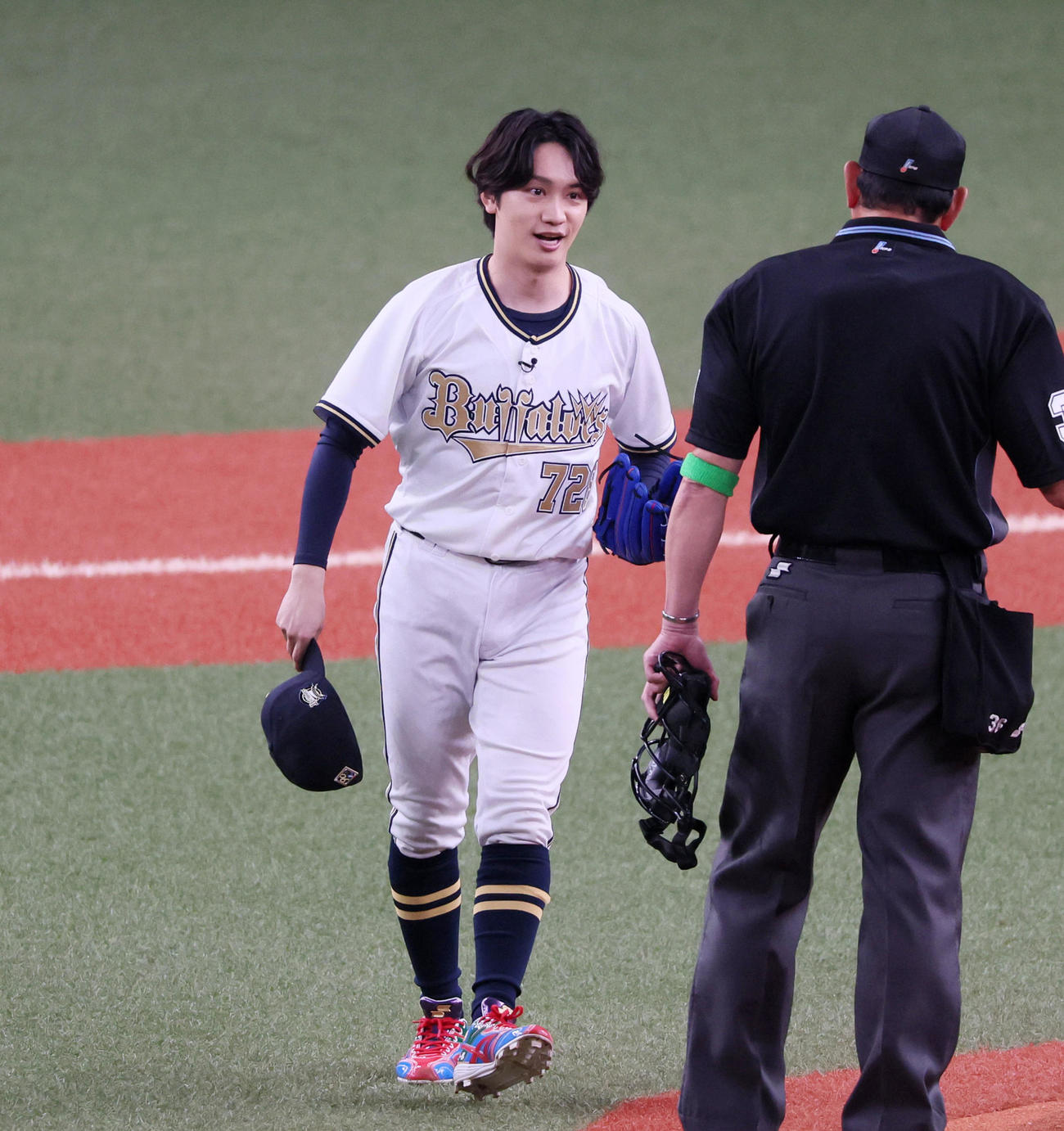 オリックス対ソフトバンク　始球式を行うなにわ男子の藤原丈一郎（撮影・加藤哉）