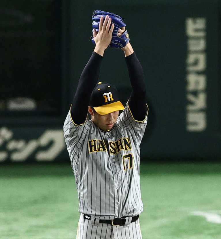 巨人対阪神　2回裏巨人無死、岡本和を左飛に仕留め、グラブをたたく青柳（撮影・河田真司）