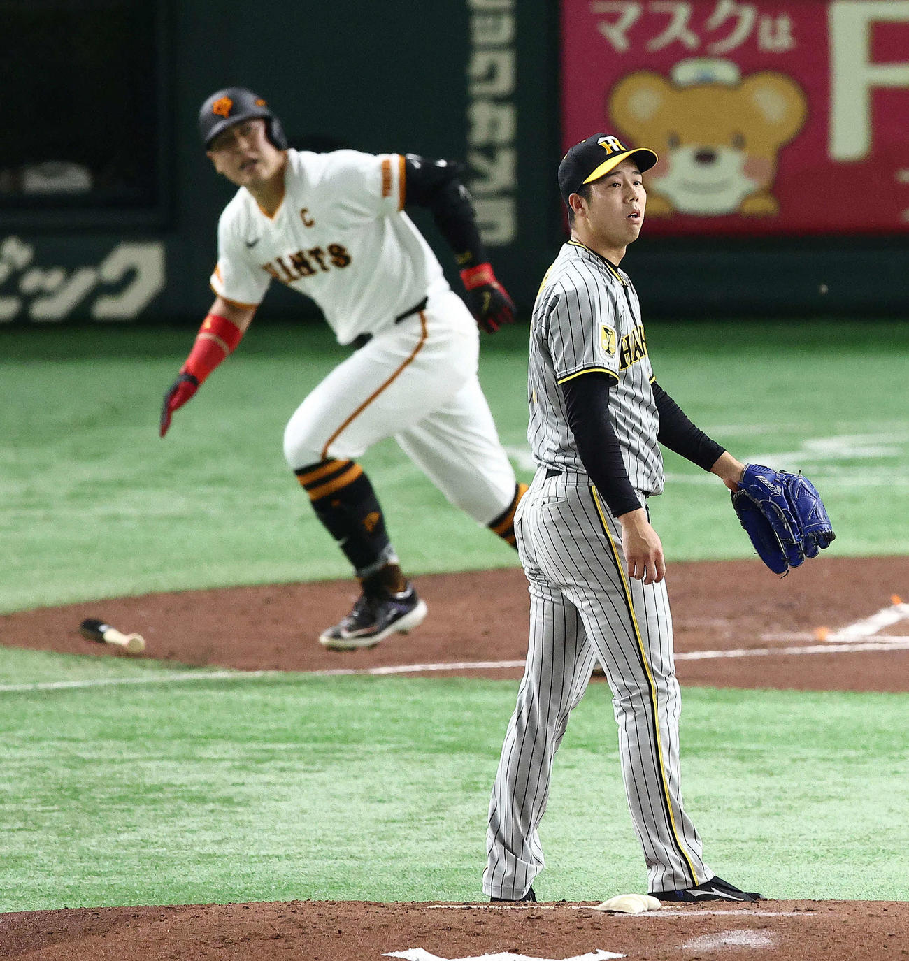 巨人対阪神　2回裏巨人無死、岡本和を左飛に仕留める青柳（撮影・河田真司）